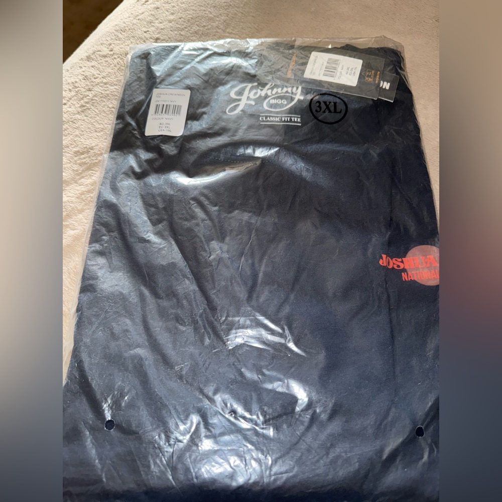 Johnny Bigg Joshua Graphic T-shirt – Navy. Size 1XL.